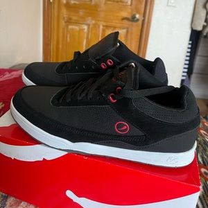 ES Skate shoes. Stylus mid. Brand new.